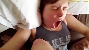 Comendo a mulher do primo enquanto ele está fora